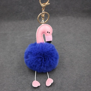 Détail d'un porte-clés flamant rose en peluche bleue avec un fermoir doré brillant