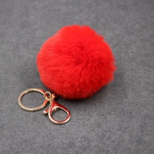 Détail du pompon rouge en fausse fourrure 8cm avec fermoir mousqueton doré et anneau
