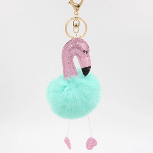 Détail du porte-clés flamant avec cou à paillettes roses et pompon vert menthe