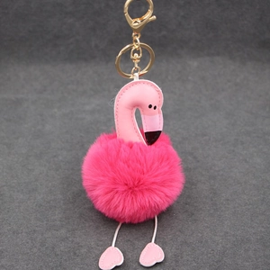 Porte-clés flamant rose en fausse fourrure avec fermoir doré et détails pieds en cœur