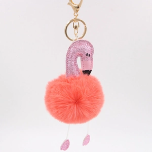 Détail du porte-clés flamant rose avec paillettes, pompon en fourrure et fermoir doré