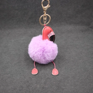 Détail d'un porte-clés flamant rose en peluche avec fermoir mousqueton doré pour sacs