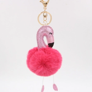 Détail d'un porte-clés flamant rose avec sequins et pompon en fourrure synthétique