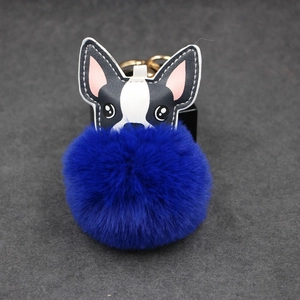 Detailansicht des flauschigen marineblauen Kunstpelz-Schlüsselanhängers mit Hund-Lederflicken