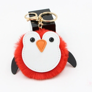 Porte-clés pingouin en peluche rouge avec fermoir doré et détails en cuir souple