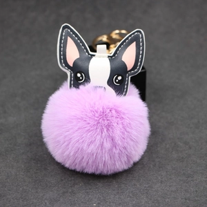 Detail eines süßen Bulldoggen-Lederanhängers mit flauschigem lila Kunstpelz-Pompon
