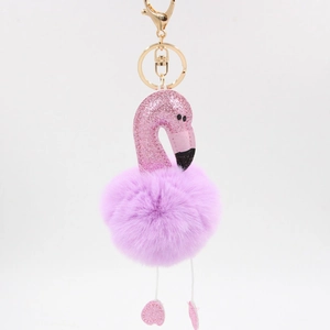 Détail d'un flamant rose à paillettes avec pompon en fausse fourrure violette douce