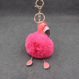 Détail du porte-clés flamant rose en fausse fourrure avec fermoir mousqueton doré chic