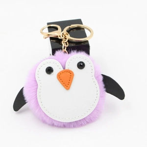 Détail du porte-clés pingouin en peluche violette avec anneau et fermoir dorés