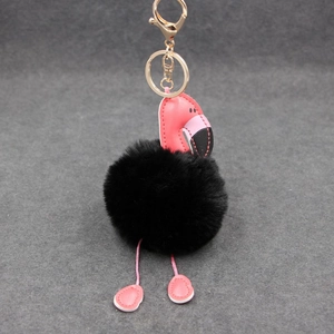 Détail de porte-clés flamant rose avec pompon en fausse fourrure noire et cuir PU rose