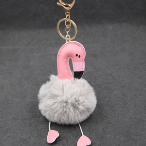 Gros plan détaillé du porte-clés flamant rose en fausse fourrure avec fermoir doré brillant