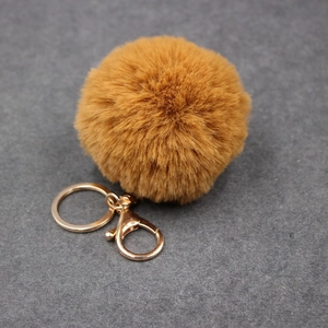 Vue détaillée du porte-clés en fausse fourrure marron de 8cm avec fermoir doré