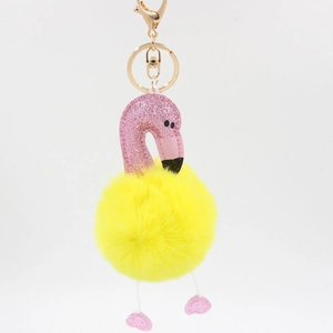 Vue détaillée du porte-clés flamant rose à sequins et pompon jaune en fausse fourrure