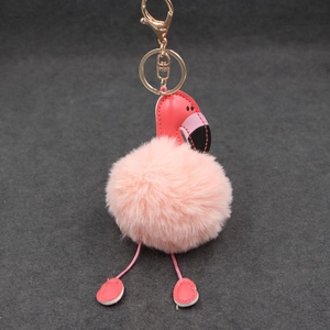 Détail du porte-clés flamant rose en fourrure synthétique avec fermoir doré