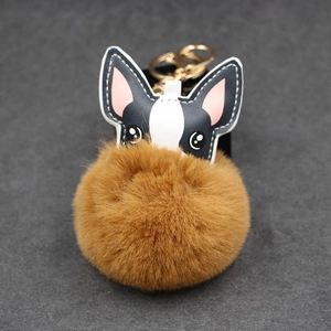 Niedlicher Hunde-Schlüsselanhänger mit großem braunem Pelzball und goldenem Ring