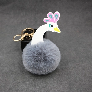 Vue détaillée du porte-clés cygne en peluche grise avec anneau doré et mousqueton