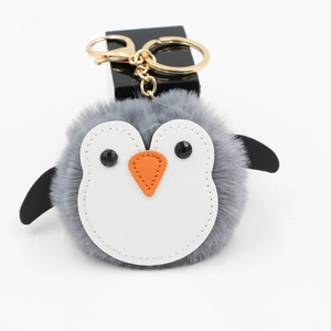 Porte-clés pingouin mignon en peluche grise avec fermoir doré et fausse fourrure
