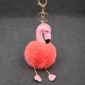 Détail d'un porte-clés flamant rose en fausse fourrure avec mousqueton doré brillant