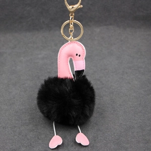 Détail du porte-clés flamant rose en cuir avec pompon noir et mousqueton doré pour sac à main