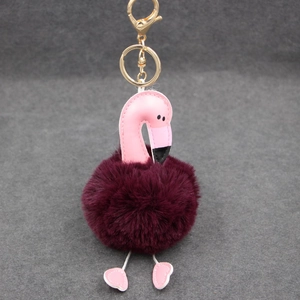 Détails d'un porte-clés flamant rose en peluche violette avec fermoir doré
