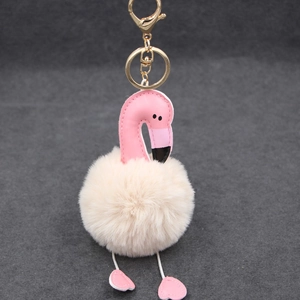 Détail d'un porte-clés flamant rose en peluche avec quincaillerie dorée et fourrure