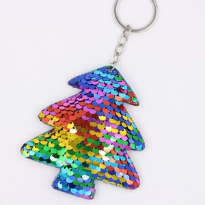 Dettaglio del portachiavi ad albero di Natale con paillettes reversibili e sfumatura arcobaleno