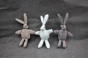 Porte-clés lapin en peluche à carreaux marron, pois bleus et motif à carreaux gris