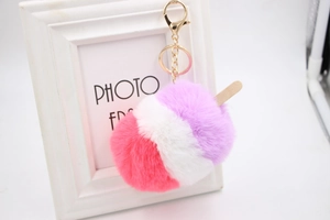 Détail d'un porte-clés peluche crème glacée tricolore avec segments rose blanc et violet