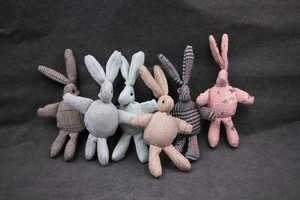 Lot de six porte-clés lapins en peluche colorés avec divers motifs de tissus