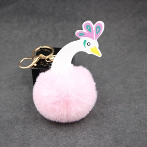 Porte-clés chic en fausse fourrure rose avec un oiseau paon blanc et un fermoir doré