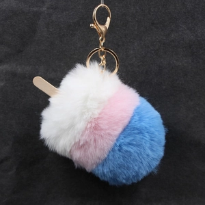 Détail du porte-clés glace en fausse fourrure tricolore avec boules bleues roses et blanches