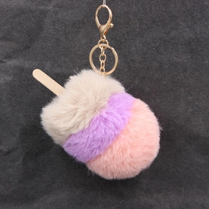 Détail du porte-clés peluche crème glacée tricolore avec fermoir doré métallique