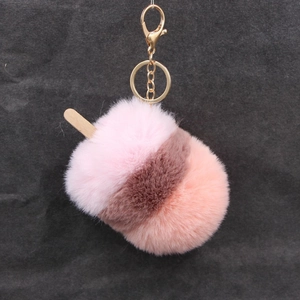 Détail du porte-clés glace en peluche tricolore avec bâton de bois et crochet doré