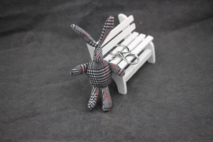 Vue détaillée du porte-clés lapin aux longues oreilles en tissu pied-de-poule rouge