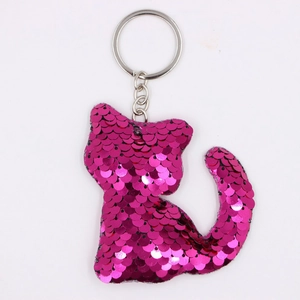 Dettaglio del portachiavi a forma di gatto con paillettes rosa e anello in metallo argento