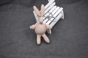 Porte-clés lapin en peluche rose pailleté avec longues oreilles et anneau argent