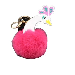 Porte-clés paon créatif avec boule de poils rose et mousqueton en métal doré
