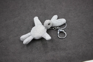 Vue détaillée du porte-clés lapin à longues oreilles pailleté argenté avec fermoir