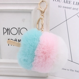 Détail du porte-clés glace en peluche tricolore avec fermoir doré et bâton en bois