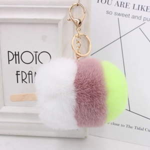 Détail du porte-clés en peluche glace avec segments tricolores et manche en bois