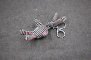 Détail d'un porte-clés lapin en tissu écossais avec fermoir mousqueton en métal argenté