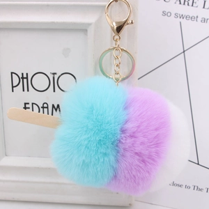 Détail d'un porte-clés crème glacée avec pompon tricolore et fermoir mousqueton doré