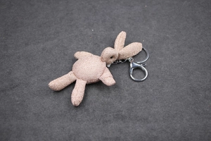 Détail d'un porte-clés lapin à paillettes avec fermoir mousqueton en métal robuste