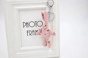 Vue détaillée du porte-clés lapin en tissu rose fleuri avec fermoir mousqueton argent