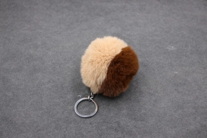 Détail du porte-clés bicolore en fausse fourrure de lapin avec anneau en métal argenté