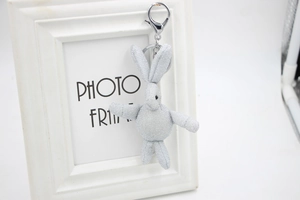 Détail du porte-clés lapin en peluche argenté pailleté avec son fermoir métallique