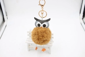 Détail du porte-clés chouette en peluche marron avec fermoir métallique doré