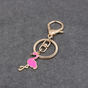 Detailansicht eines rosa Flamingo-Anhängers mit goldenem Karabinerverschluss und Perle