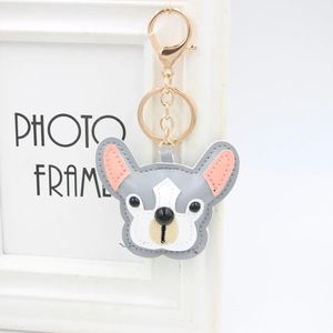 Portachiavi bulldog in pelle PU con accessori in metallo dorato su cornice bianca