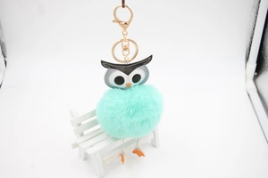Détail du porte-clés hibou en fausse fourrure vert menthe avec fermoir mousqueton doré